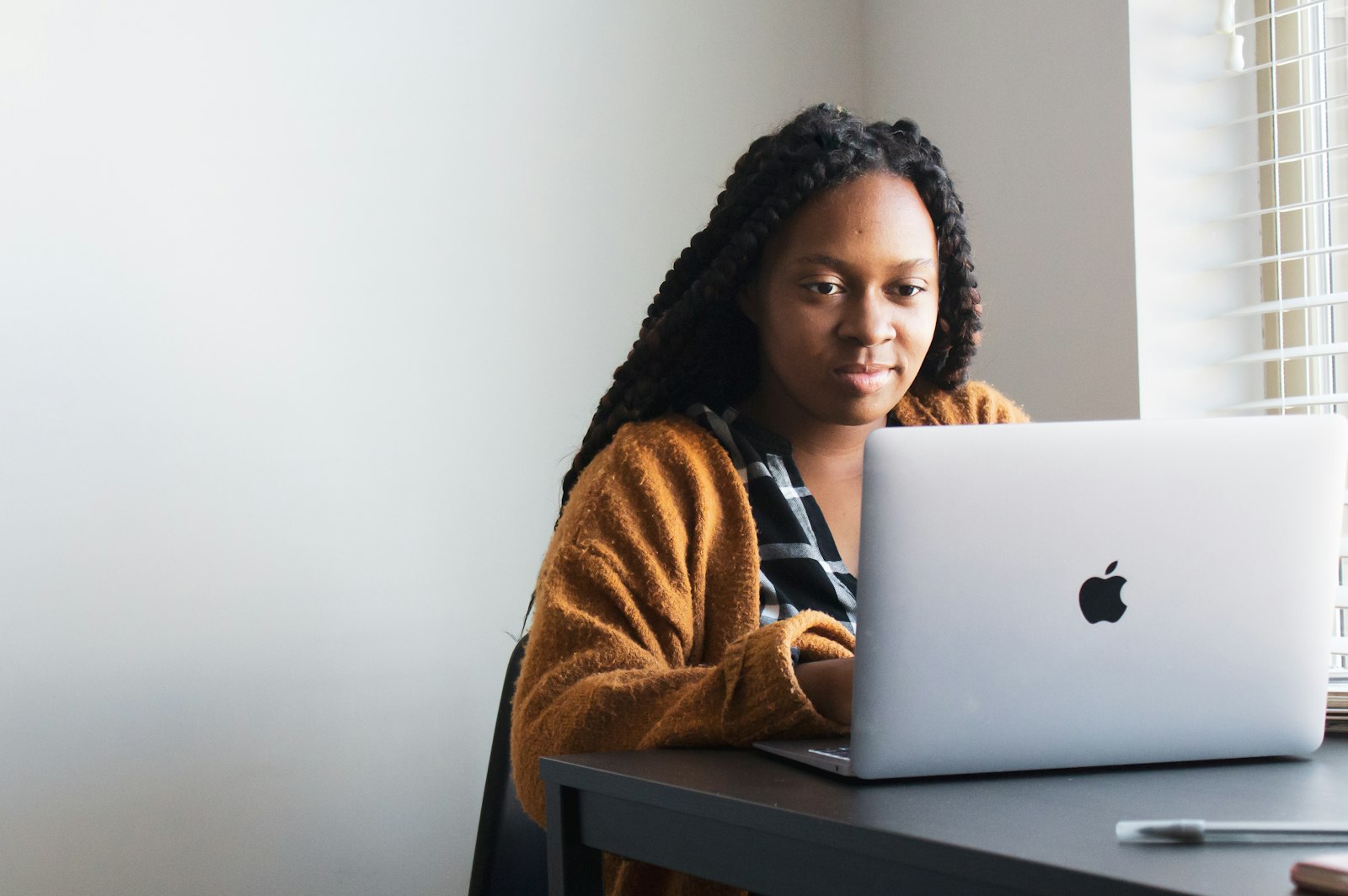Jeune professionnelle africaine, symbole de la jeunesse que nous formons et équipons